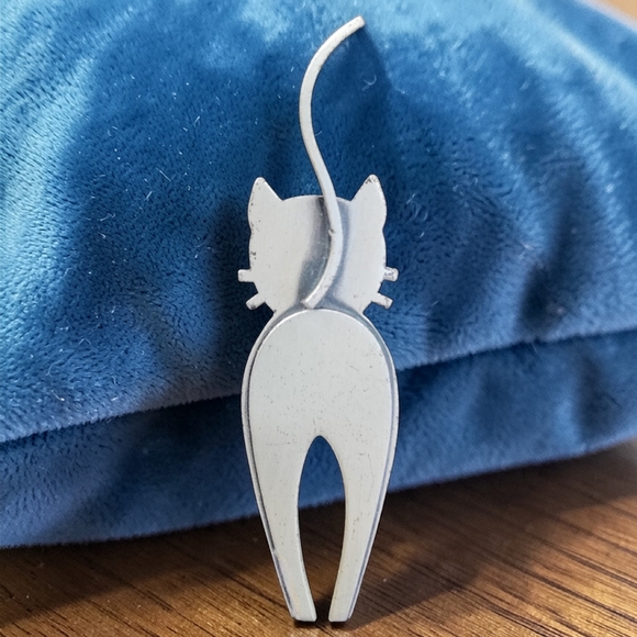 Vintage Jewelry - 😺 Vintage Beau Sterling Cat Brooch